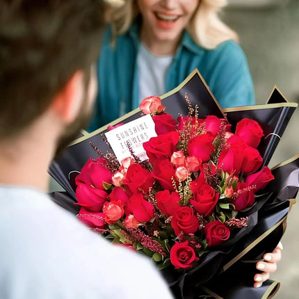 Romantic red rose bouquet wrapped in 58x58cm Black Matte Floral Sheets with Gold Edge, perfect for Valentine’s Day